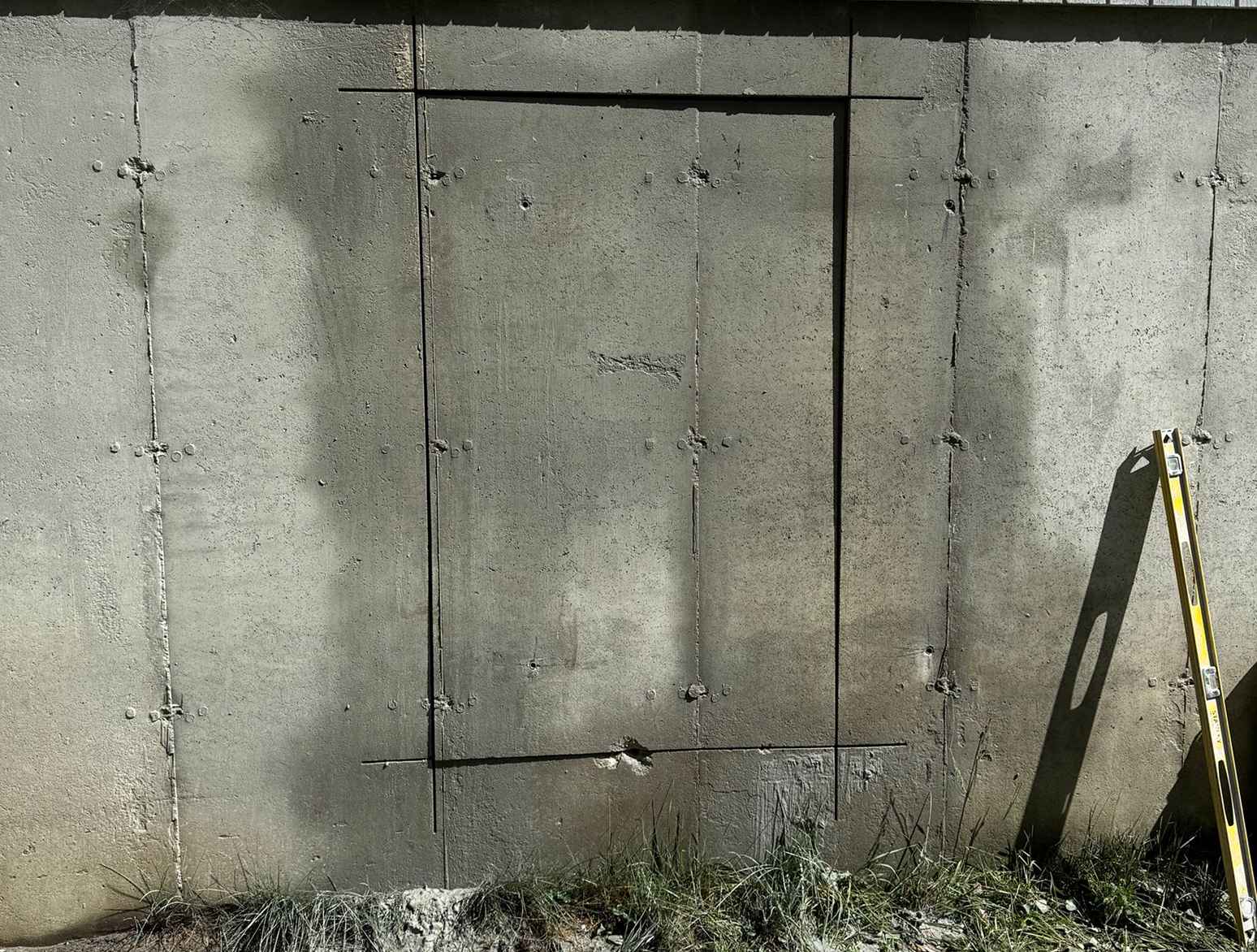 Wall saw cutting concrete structure